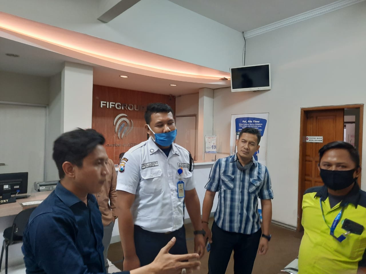 Sekretaris Komisi B DPRD Kota Surabaya Mahufdz, ketika mendatangi kantor FIF Group Manyar. (Foto: Alief Sambogo/Ngopibareng.id)