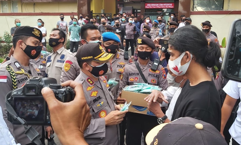 Kapolda Jatim, Irjen Pol Mohammad Fadil Imran memberikan masker kepada oknum kerusuhan yang dipulangkan di Mapolda Jatim, Surabaya, Jumat 9 Oktober 2020. (Foto: Fariz Yarbo/Ngopibareng.id)