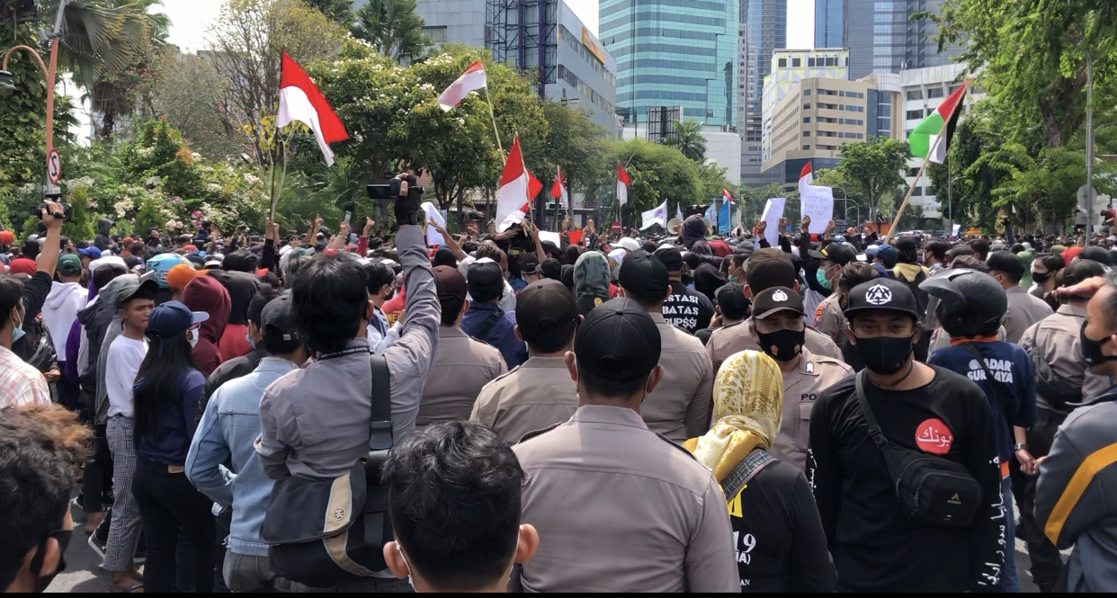 Ribuan massa aksi tolak Omnibus Law, di depan Gedung Negara Grahadi, Kamis, 8 Oktober 2020, lalu (Foto: Andhi Dwi/Ngopibareng.id)
