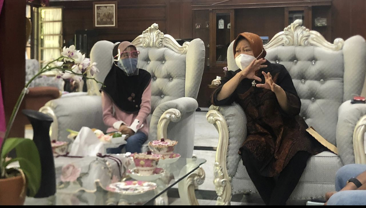 Perwakilan PPKS, Aesnina Azzahra Aqilani, ketika bertemu Tri Rismaharini di Rumah Dinasnya, pada Sabtu, 10 Oktober 2020. (Foto: Istimewa)