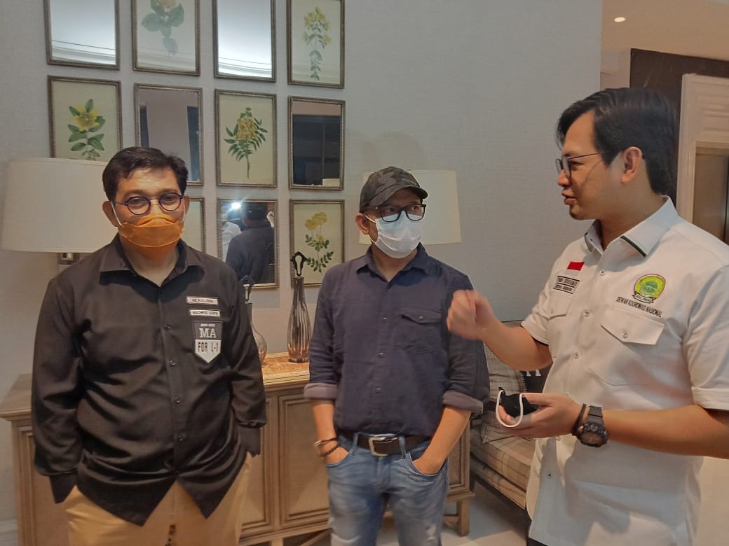 Cawali Surabaya, Machfud Arifin (kiri) berbincang dengan Hanif Dhakiri (tengah) dan Tommy Kurniawan (kanan) di kediamannya Jalan WR Supratman, Surabaya, Sabtu 10 Oktober 2020 malam. (Foto: Istimewa)