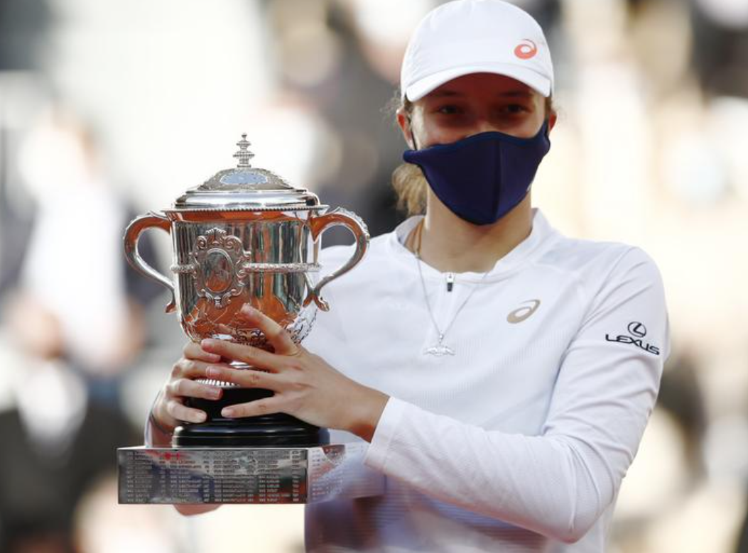 Iga Swiatek membawa trofi  Suzanne Lenglen di French Open, (Reuters)
