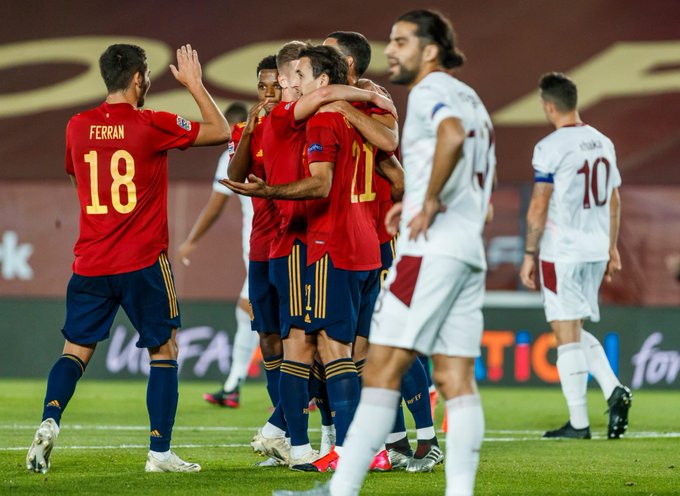 Para pemain Timnas Spanyol merayakan gol Mikel Orazabal saat La Roja mengalahkan Swiss 1-0 di Grup D Nations League. (Foto: Twitter/@SeFutbol)