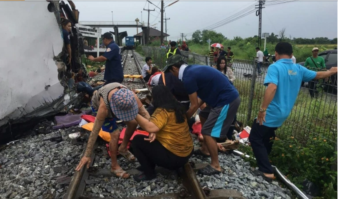 Kecelakaan antara bus dan kereta api di Thailand. (Foto:Al Jazeera)