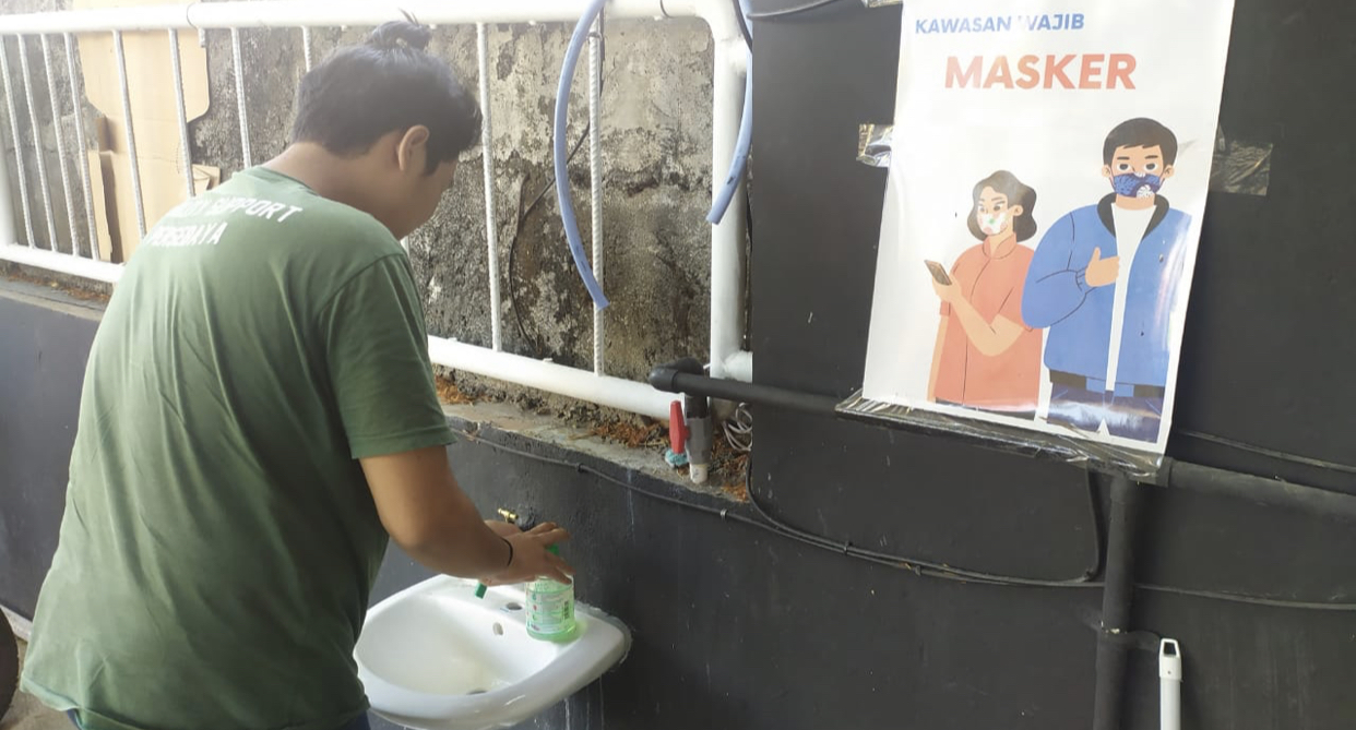 Pengunjung Departement Of Coffee memanfaatkan fasilitas wastafel cuci tangan. (Foto: Andhi Dwi/Ngopibareng.id)