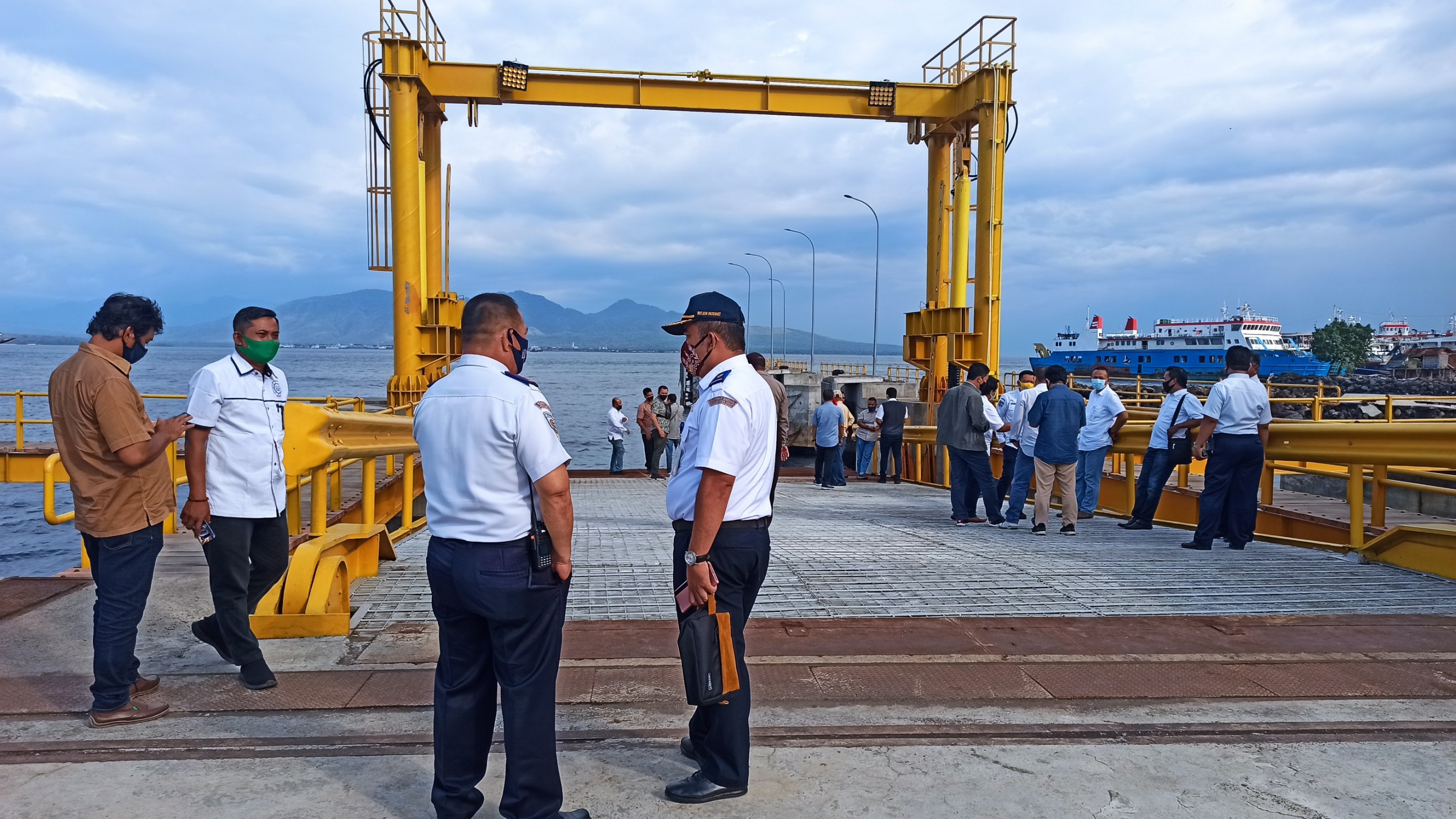 Tim dari Kementerian Perhubungan bersama ASDP dan instansi terkait melakukan survei di Demaga MB4 Pelabuhan Ketapang, Banyuwangi. (Foto: Muh Hujaini/Ngopibareng.id)