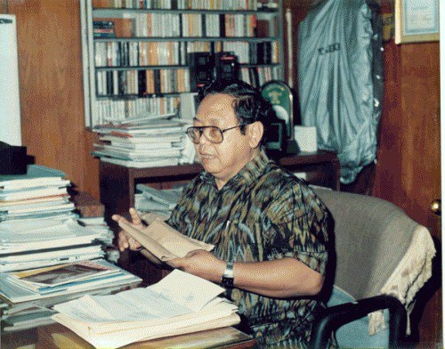KH Abdurrahman Wahid (almaghfurlah) di ruang kerjanya di PBNU Jakarta. (Foto: Istimewa)