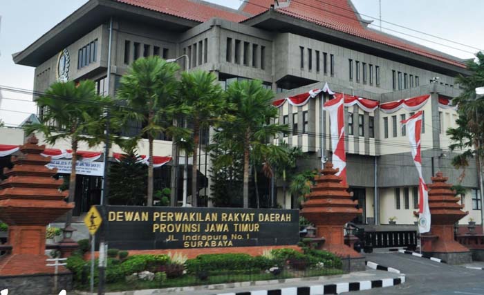 Kantor DPRD Jatim di Jl. Indrapura Surabaya. Tiga nama pengganti anggota DPRD Jatim yang ikut pilkada sudah diproses KPU Jatim. (Foto:Ngopibareng)