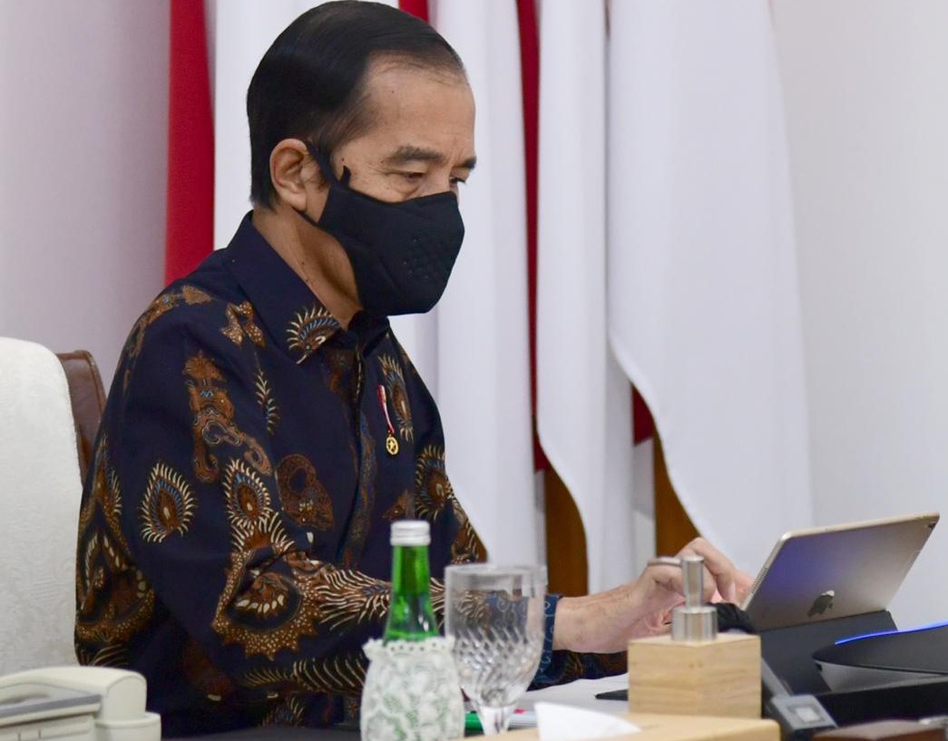 Presiden Jokowi saat memimpin rapat terbatas membahas laporan Komite Penanganan Covid-19 dan Pemulihan Ekonomi Nasional melalui konferensi video dari Istana Merdeka, Jakarta, Senin, 12 Oktober 2020. (Foto: Setpres)