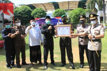 Bupati Pasuruan beserta jajaran muspida Kabupaten Pasuruan menggelar upacara sederhana peringatan HUT Jatim ke-75. (Foto: Dok Humas) 