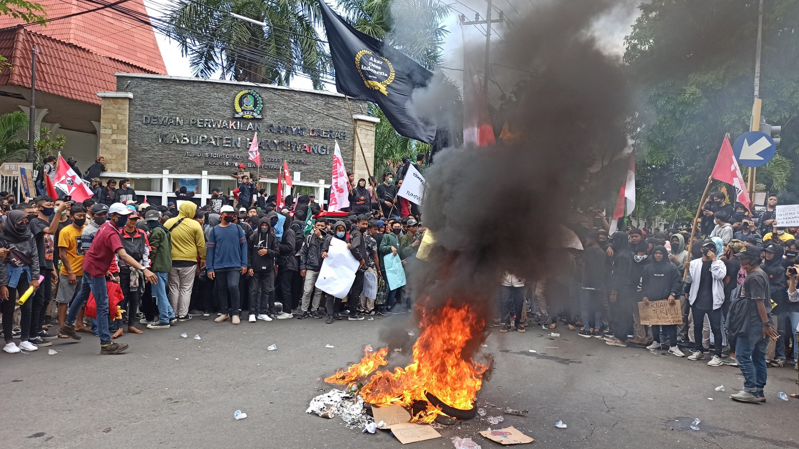 Mahasiswa membakar ban bekas di pertigaan depan Kantor DPRD Banyuwangi. (Foto:Muh Hujaini/Ngopibareng.id)