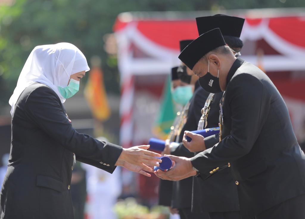 Gubernur Jatim, Khofifah Indar Parawansa memberikan penghargaan Jer Basuki Mawa Beya kepada Sekdeprov Jatim, Heru Tjahjono di Gedung Negara Grahadi, Surabaya, Senin 12 Oktober 2020. (Foto: Istimewa)