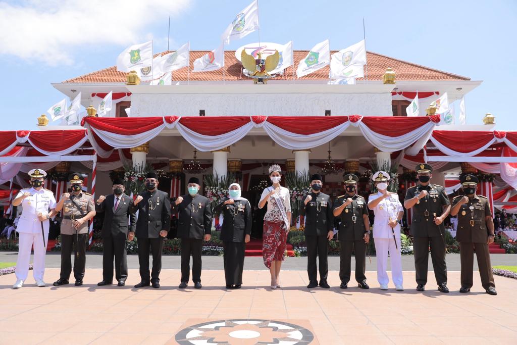 Puteri Indonesia, RR Ayu Maulida Putri (tengah) bersama Gubernur Jawa Timur Khofifah Indar Parawansa dan Forkopimda di Gedung Negara Grahadi, Surabaya, Senin 12 Oktober 2020. (Foto: Istimewa)