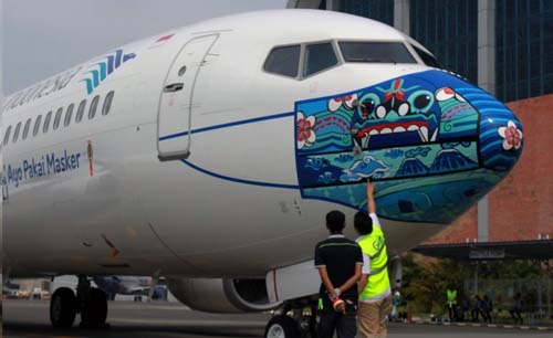 Moncong pesawat Garuda digambari masker untuk kampanye pemakaian masker. (Foto:Antara)