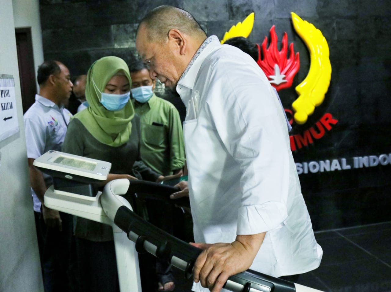 Ketua DPD RI, LaNyalla Mahmud Mattalitti mencoba fasilitas kesehatan milik KONI Jatim di Kantor KONI Jatim, Surabaya, Senin 12 Oktober 2020. (Foto: Istimewa)