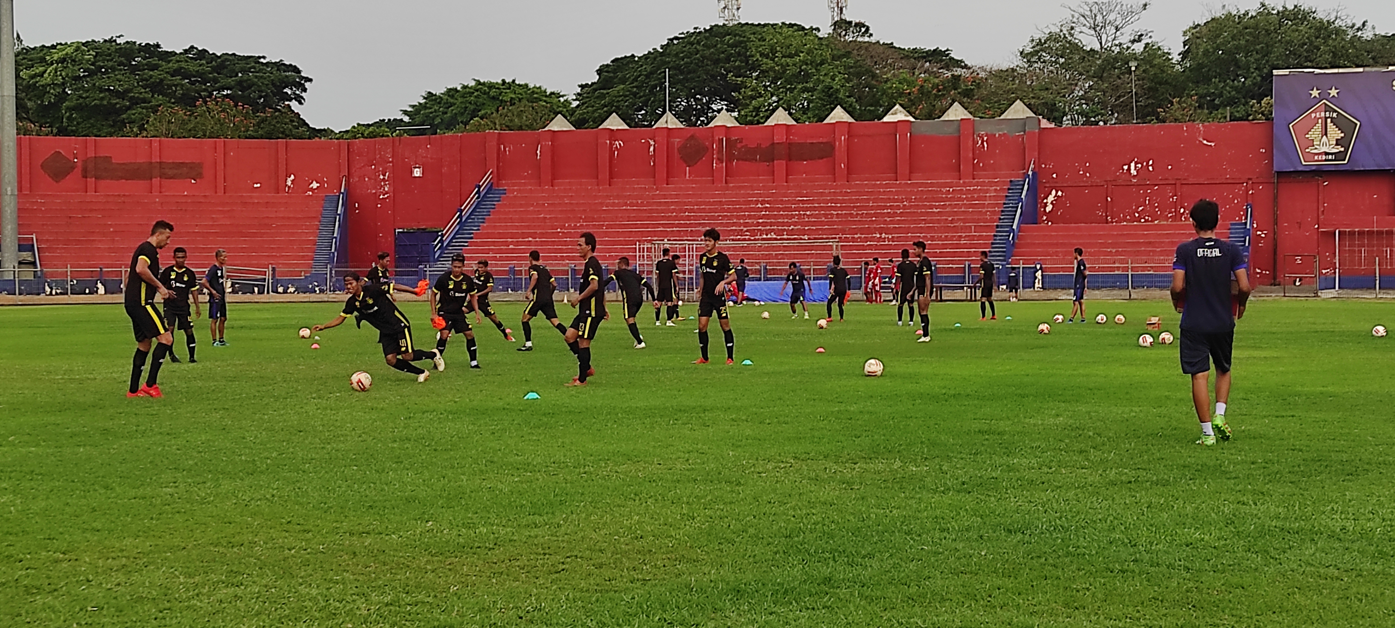 Setelah 11 hari libur , Persik Kediri kembali menggelar latihan di stadion Brawijaya (Fendi Plesmana/Ngopibareng.id)