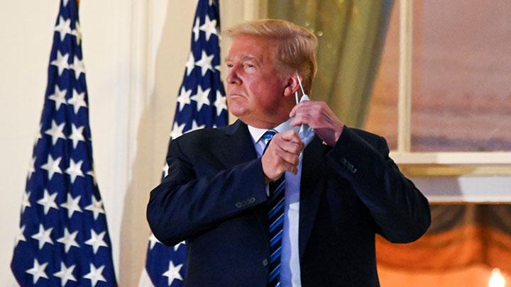 Presiden AS Donald Trump melepas masker. (Foto: afp)