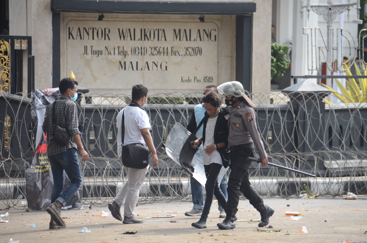Salah satu massa aksi yang ditangkap polisi saat aksi tolak Omnibus Law di Kota Malang. (Foto: Istimewa)