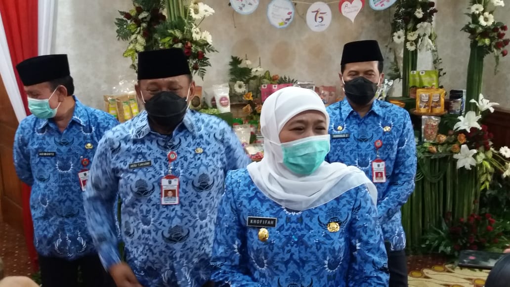 Gubernur Jawa Timur, Khofifah Indar Parawansa usai pengambilan sumpah jabatan di Gedung Negara Grahadi, Surabaya, Selasa 13 Oktober 2020. (Foto: Fariz Yarbo/Ngopibareng.id)
