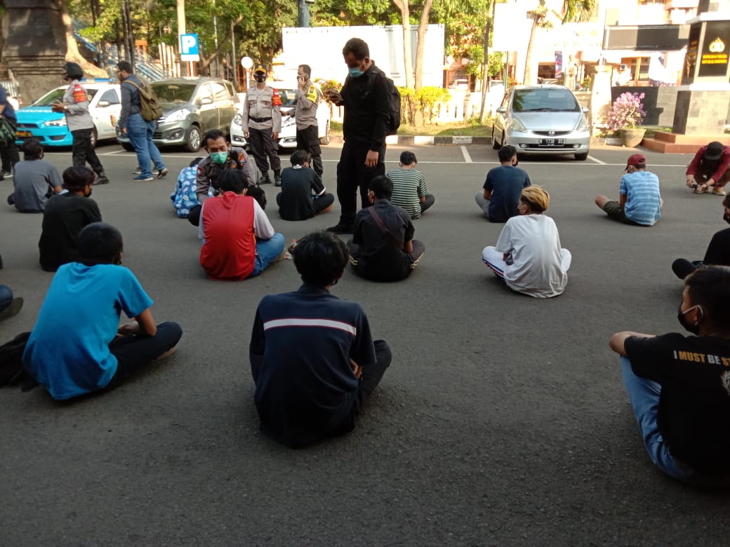 Sejumlah anak-anak yang diduga akan melakukan demonstrasi saat diamankan di Mapolresta Malang Kota (Foto: Lalu Theo/Ngopibareng.id)