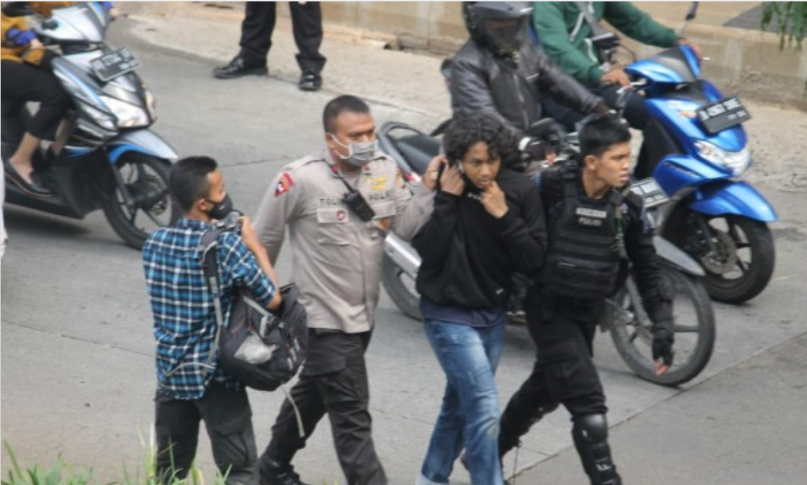 Polisi menangkap demonstran di kawasan Senayan, Jakarta, Kamis 8 Oktober 2020. (Foto:Asmanu Sudharso/Ngopibareng.id)