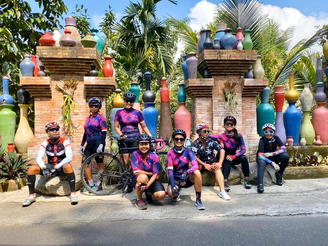 Tujuh cyclist perempuan bersama tim official yang akan gowes Jakarta-Bali sejauh 1.000 km untuk kampanye 'Bali Pulih'. (Foto: Istimewa)