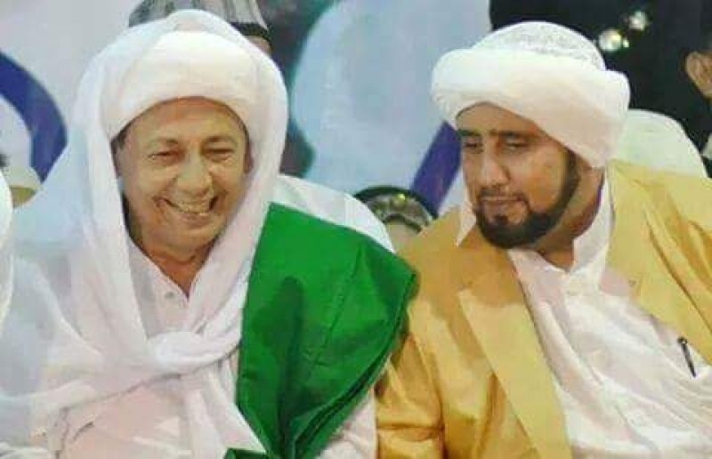 Habib Luthfi bin Yahya dan Habib Syech bin Abdul Qodir Assegaf, selalu tampil tersenyum. (Foto: Istimewa)