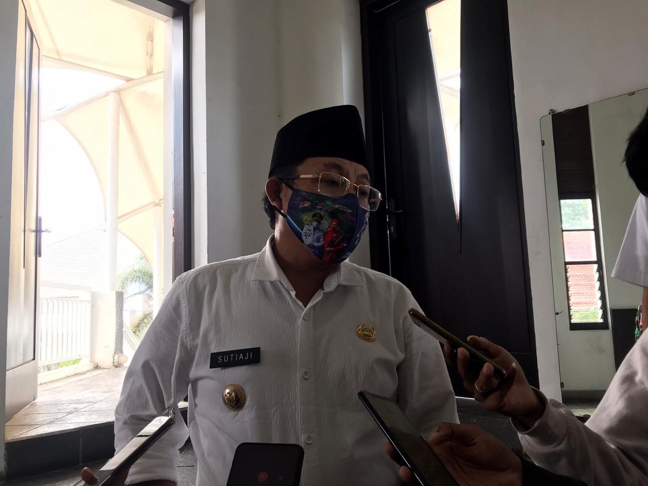 Walikota Malang, Sutiaji, saat ditemui di Balai Kota Malang usai rapat koordinasi sinergitas UU Omnibus Law secara daring dengan pemerintah pusat. (Foto: Lalu Theo/Ngopibareng.id)