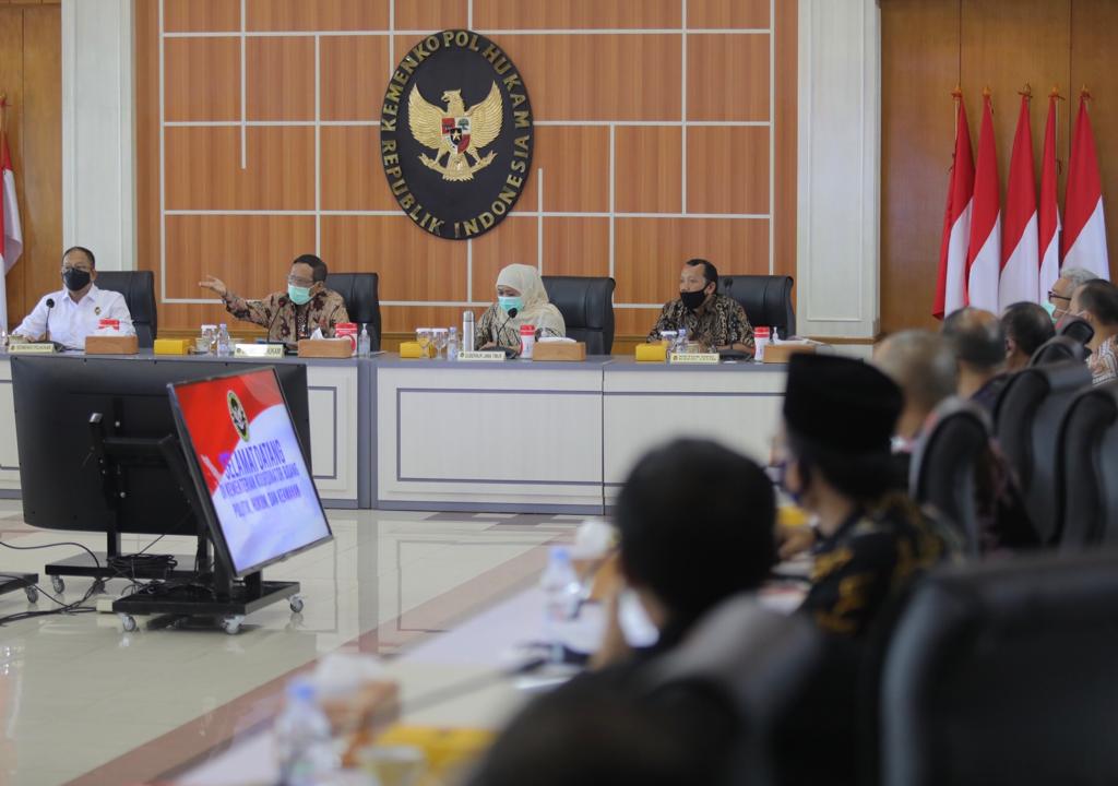 Menkopolhukam RI, Mahfud MD (dua dari kiri) menerima audiensi Gubernur Jawa Timur, Khofifah Indar Parawansa (tiga dari kiri) yang mendampingi serikat buruh dari Jatim membahas UU Cipta Kerja di Kantor Kemenkopolhukam, DKI Jakarta, Rabu 14 Oktober 2020. (Foto: Istimewa)