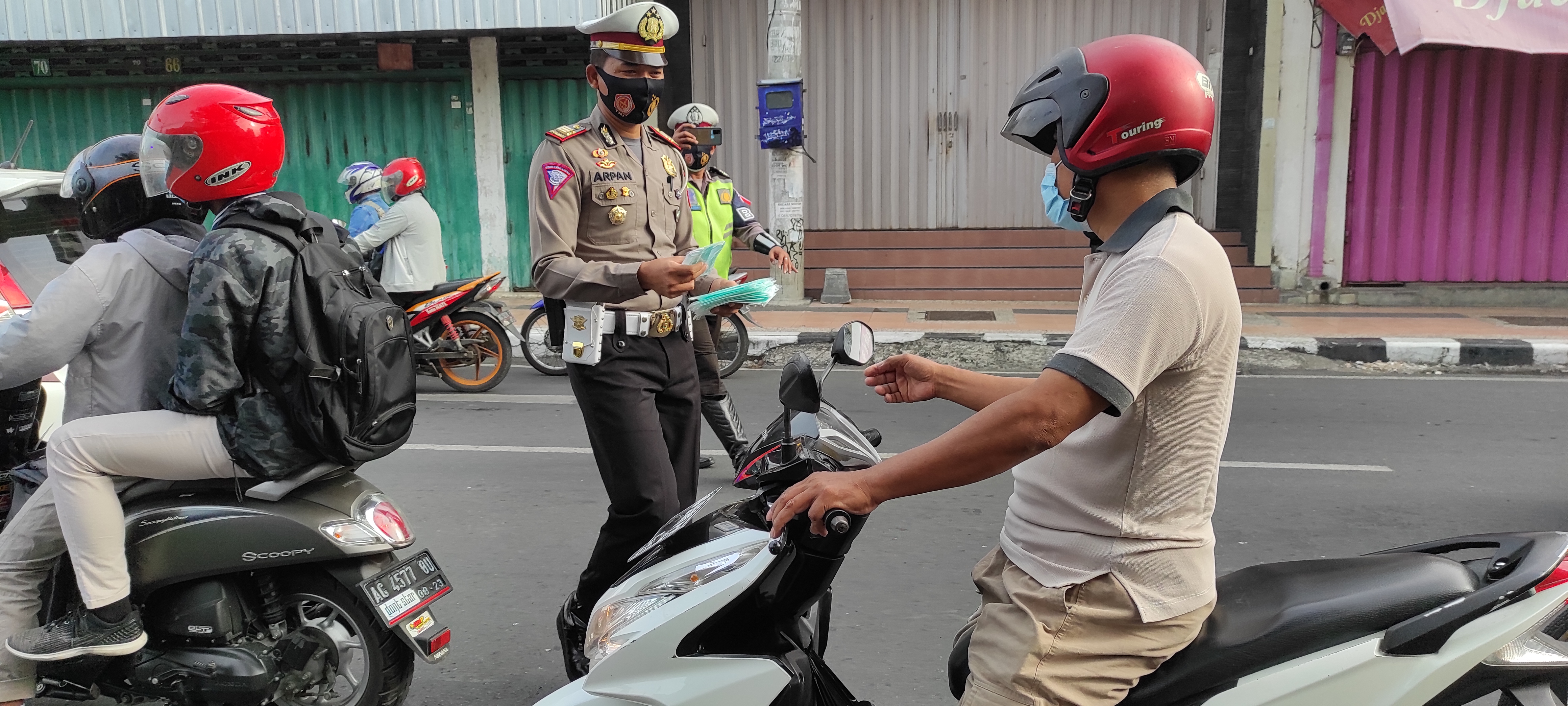 Polres Kediri Kota bagi-bagi 20.000 masker gratis dalam kampanye protokol kesehatan Covid-19. (Foto: Fendhy Plesmana/Ngopibareng.id)
