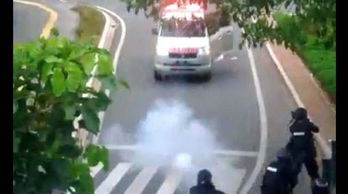 Tangkapan layar ambulans yang viral karena ditembaki gas air mata. Diduga ambulans membawa logistik batu untuk massa pendemo. (Foto: YouTube)