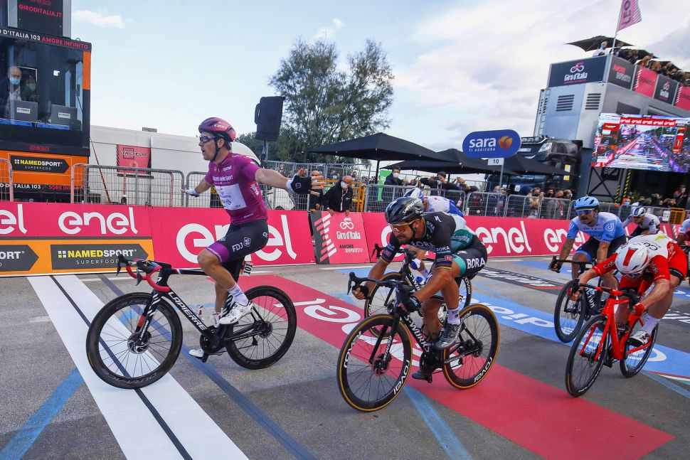 Arnaud Demare memenangkan  etape 11 Giro d'Italia mengalahkan Peter Sagan. (Foto: Istimewa)