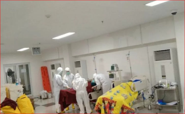 Dokumentasi - Tim dokter melakukan pemeriksaan awal pada pasien di ruang IGD Rumah Sakit Darurat Penanganan COVID-19 Wisma Atlet, Jakarta, Sabtu 28 Maret 2020. (Foto: Antara/HO/Tim Kesehatan Kogasgabdap Wisma Atlet)