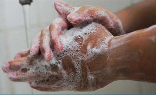 Belum semua orang di Indonesia melakukan cuci tangan dengan benar. (Ngopibareng)
