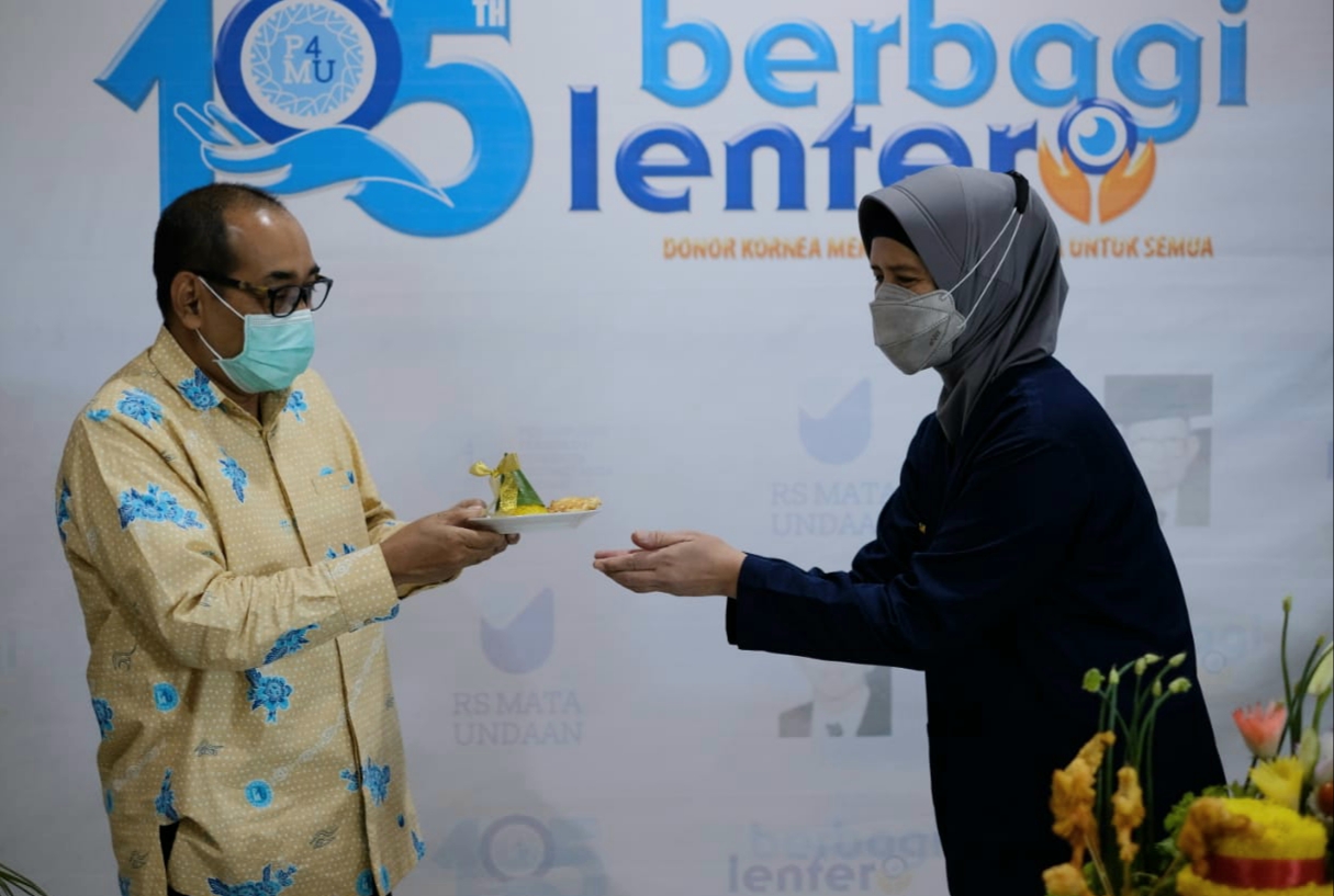 Ketua P4MU Arif Afandi memberikan tumpeng kepada perwakilan direksi RSMU. (Foto: istimewa)