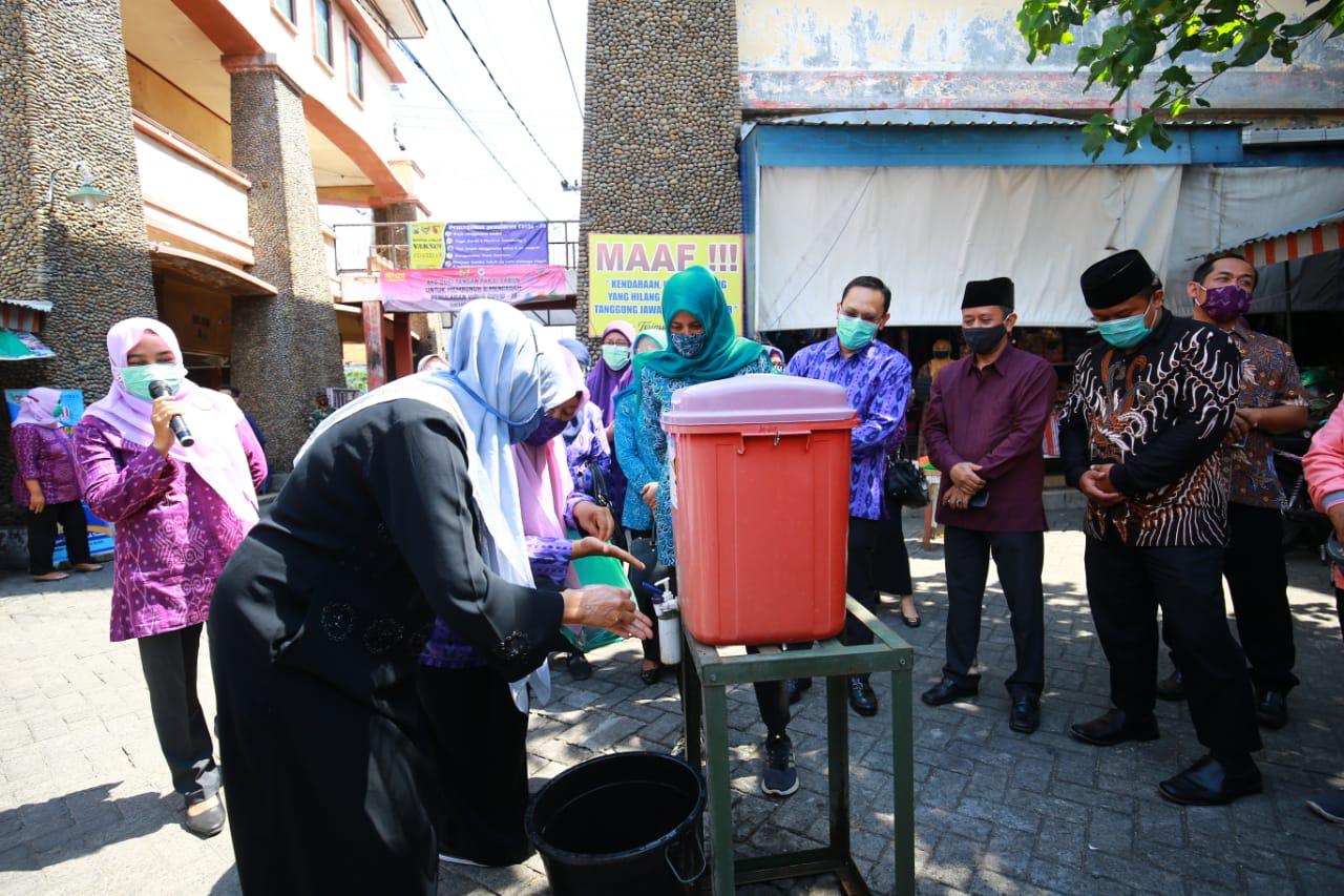 Istri Walikota Kediri Ferry Silviana Abu Bakar memberi contoh cara mencuci tangan yang benar. (Foto: Istimewa) 