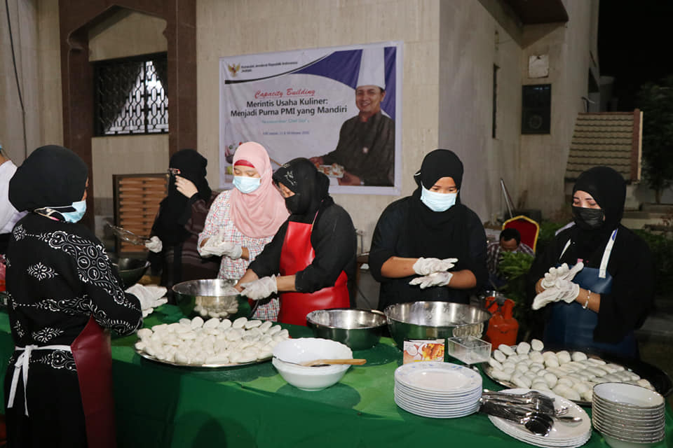 Para Pekerja Migran Indonesia (PMI) yang ada di Shelter mendapat pelatihan kuliner. (dok: KJRI Jeddah)