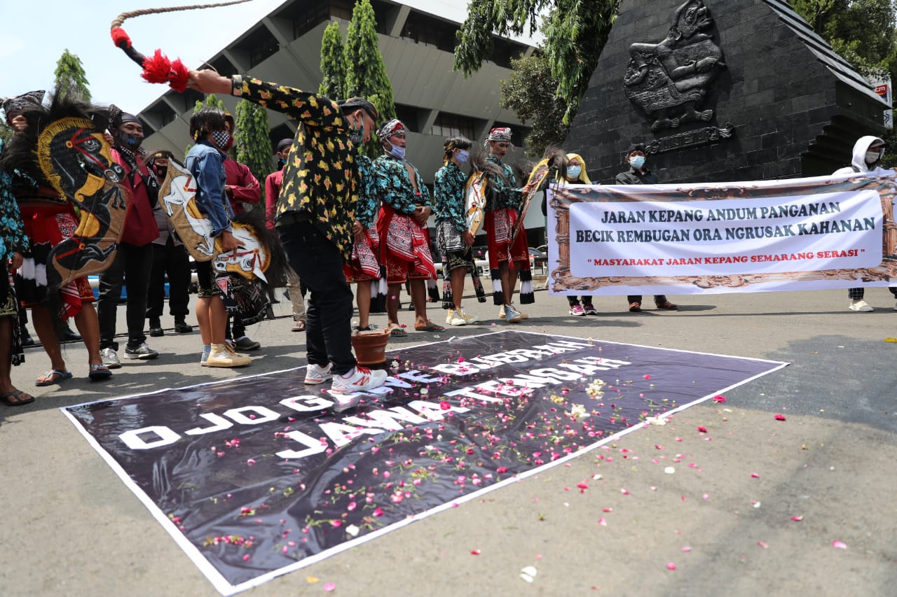 Aksi seniman Semarang menolak demo anarkis. (Istimewa)