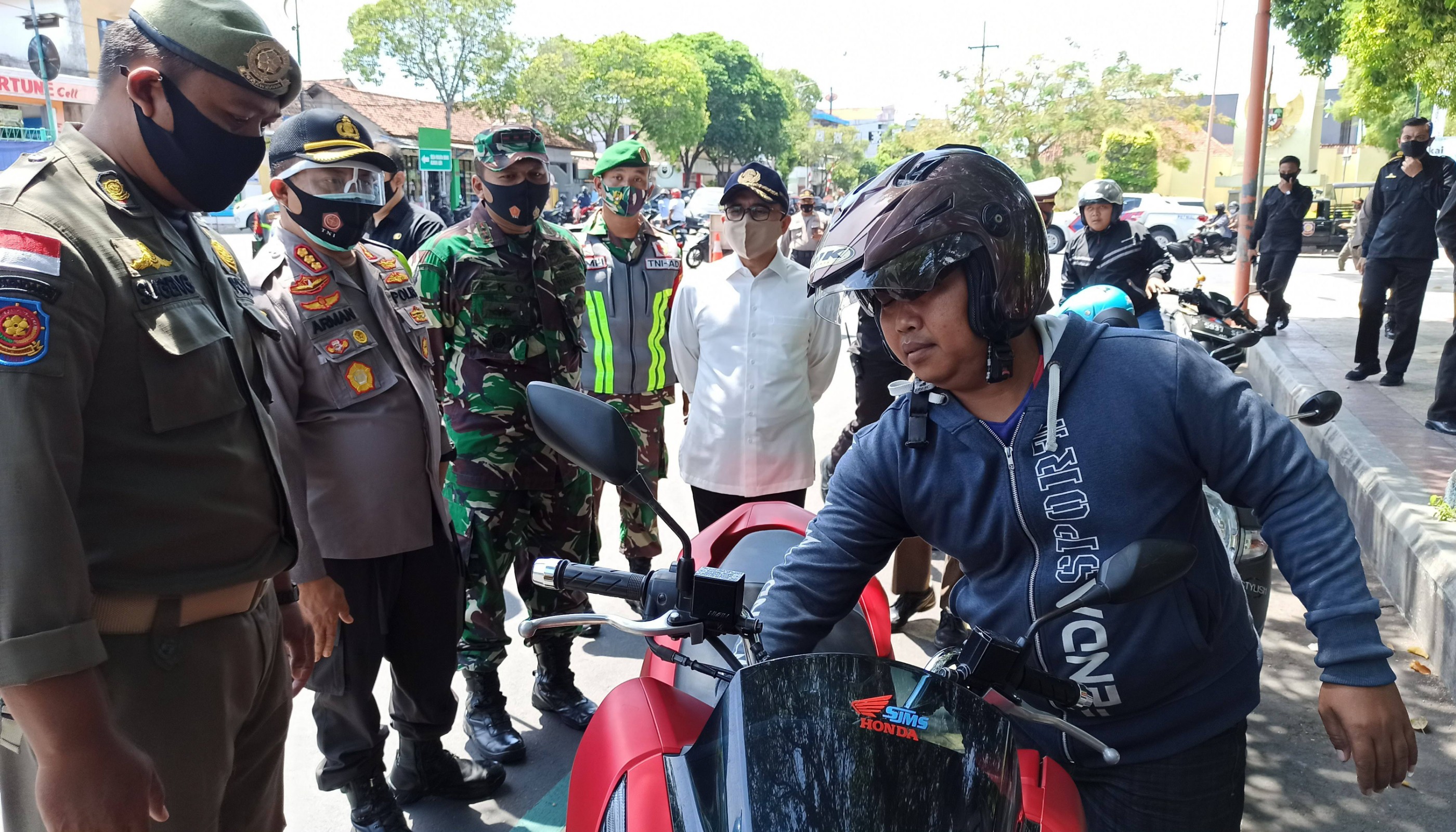Operasi Yustisi untuk mendisiplinkan penggunaan masker bagi kalangan masyarakat beberapa waktu lalu. (Foto: Muh Hujaini/Ngopibareng.id)
