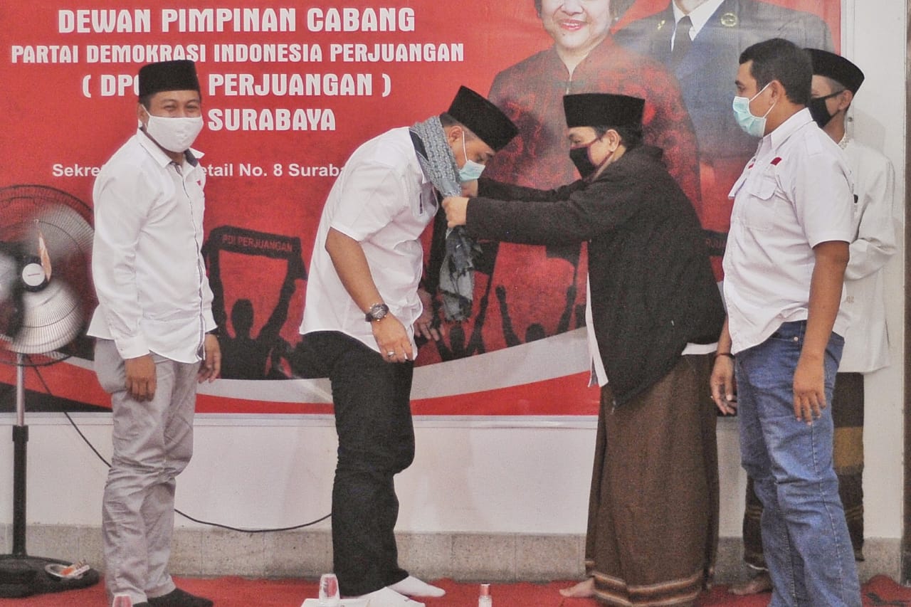Calon Walikota Surabaya Eri Cahyadi ketika bertemu dengan para guru ngaji. (Foto: Dok. PDI Perjuangan)