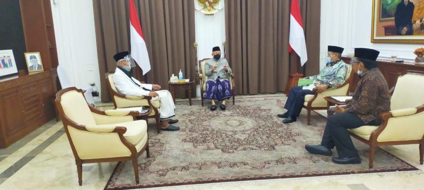 Rais Aam Pengurus Besar Nahdlatul Ulama (PBNU) KH. Miftachul Akhyar dan Ketua Umum PBNU KH Said Aqil Siroj bersama Wapres di Jakarta. (Foto: ldnu)