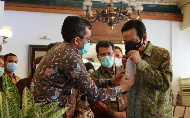 Gubernur Daerah Istimewa Yogyakarta (DIY), Sri Sultan Hamengkubuwono X (HB X), mencoba alat deteksi Covid-19 bernama GeNose, produksi Universitas Gajah Mada atau UGM. (Foto: ugm.ac.id)