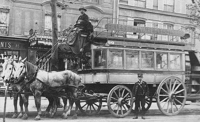 Bus Omni, bus besar yang muncul di Paris, Prancis tahun 1890. Disebut omni, karena bus besar yang ditarik kuda ini bisa memuat apa saja; orang, meja, kursi, senjata, hewan, gandum, apa saja, termasuk sampah. UU Omnibus Law adalah undang-undang yang mengangkut banyak perkara. (Foto:Wikimedia Commons)
