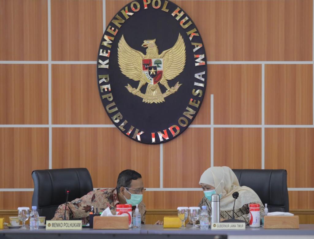 Gubernur Jawa Timur Khofifah Indar Parawansa ketika berdiskusi dengan Menkopolhukam RI Mahfud MD, terkait UU Cipta Kerja. (Foto: Dok. Pemprov Jatim) 
