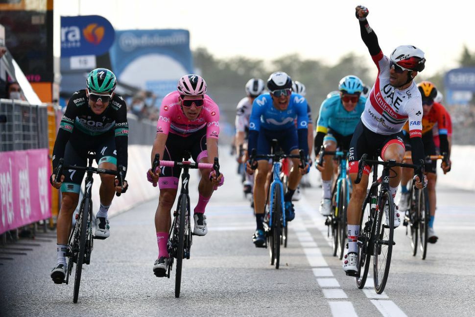 Diego Ulissi (UAE Team Emirates) mengalahkan sang pemegang maglia rosa, Joao Almeida (Deceuninck-QuickStep) di etape 13 Giro d’Italia. (Istimewa)