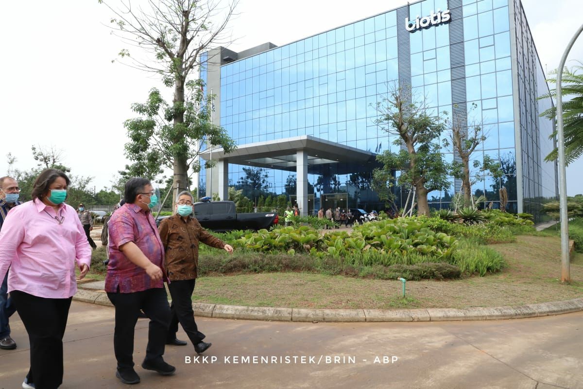 (Menristek/Kepala BRIN) Bambang PS Brodjonegoro mengunjungi fasilitas pabrik vaksin PT Biotis Prima Agrisindo ( foto: Kemenristek)