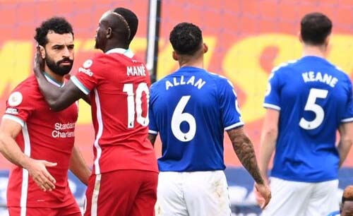 Penyerang Liverpool Mo Salah (kiri) mendapat selamat rekannya Sadio Mane usai menjebol gawang Everton pada menit 72, Sabtu malam. Everton vs Liverpool berakhir imbang 2-2. (Foto:Reuters)