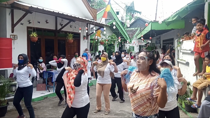 Warga Kampung Putih Kota Malang saat melakukan senam bersama. (Foto: Lalu Theo/Ngopibareng.id)