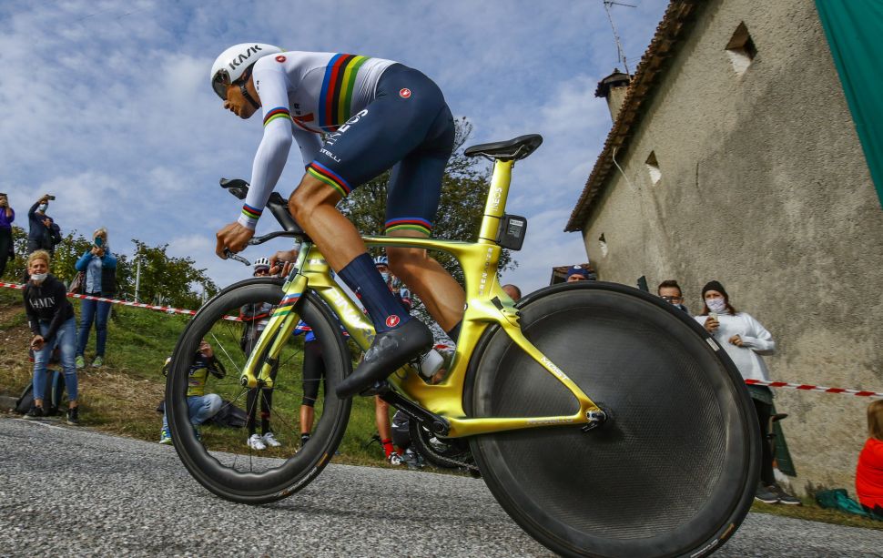 Filippo Ganna (Ineos Grenadiers) berhasil menjadi juara 1 Etape 14 Giro d'Italia. (Foto: Istimewa)