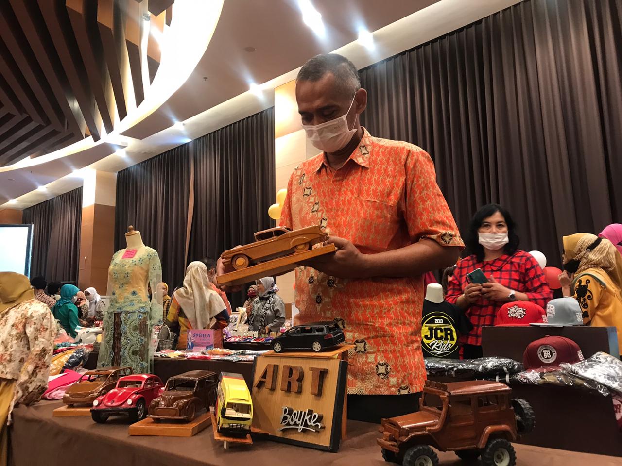 Seniman kriya, Thomas Boyke saat memamerkan karyanya di Hotel Atria, Kota Malang dalam acara yang diselenggarakan Diskopindag Kota Malang (Foto: Istimewa)